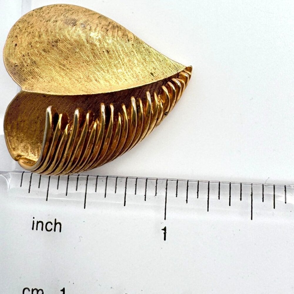 Vintage Crown Trifari Textured Goldtone Wave Heart Pin Brooch - Picture 4 of 8
